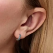 Kép 3/4 - Pandora világoskék Huggie fülbevaló - 293849C01