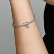 Kép 4/5 - Pandora bicolor áttört végtelenjel szív charm - 782642C00