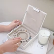 Kép 2/4 - Stackers fehér színű fedeles charmtartó ékszerdoboz - 70941